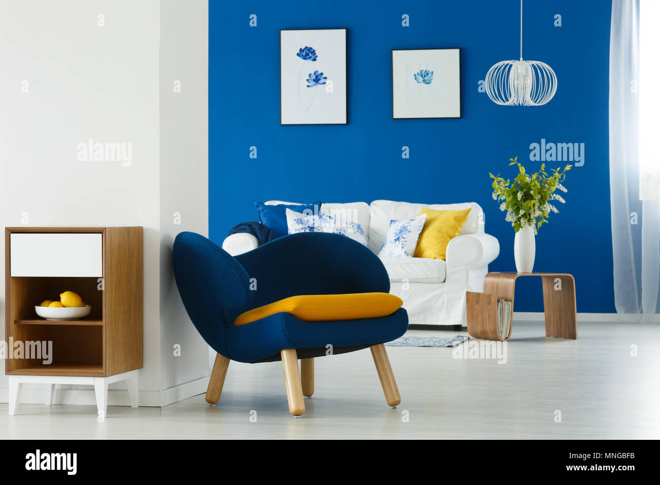 Muebles modernos en azul y blanco salón Fotografía de stock - Alamy