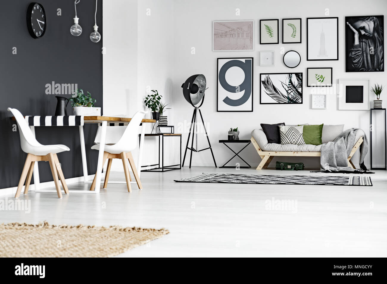 Espacio de comedor blanco y negro en un espacioso salón con sofá Fotografía  de stock - Alamy