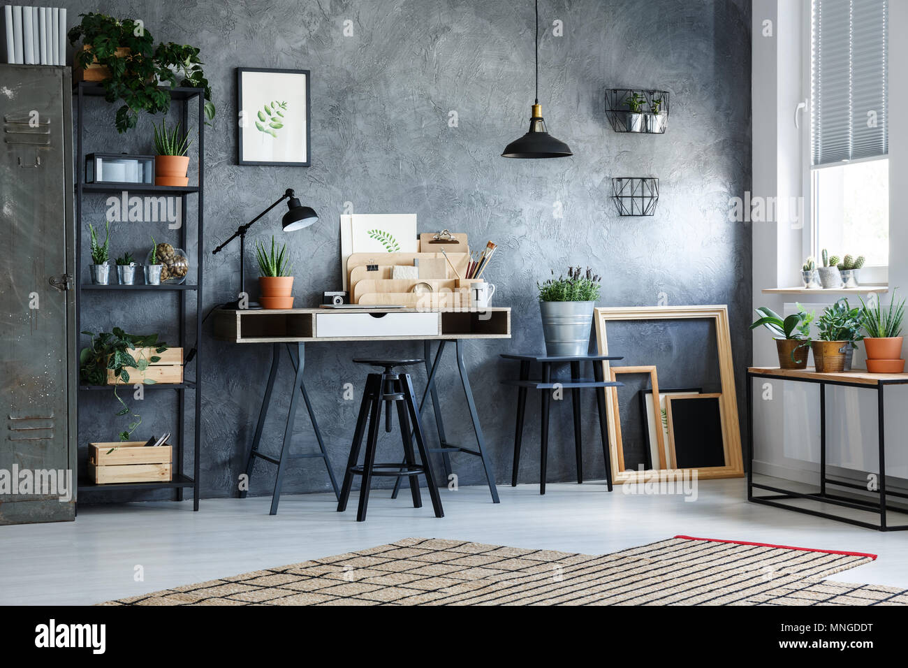 Interior funcional de oficina con escritorio, alfombra y plantas Fotografía  de stock - Alamy