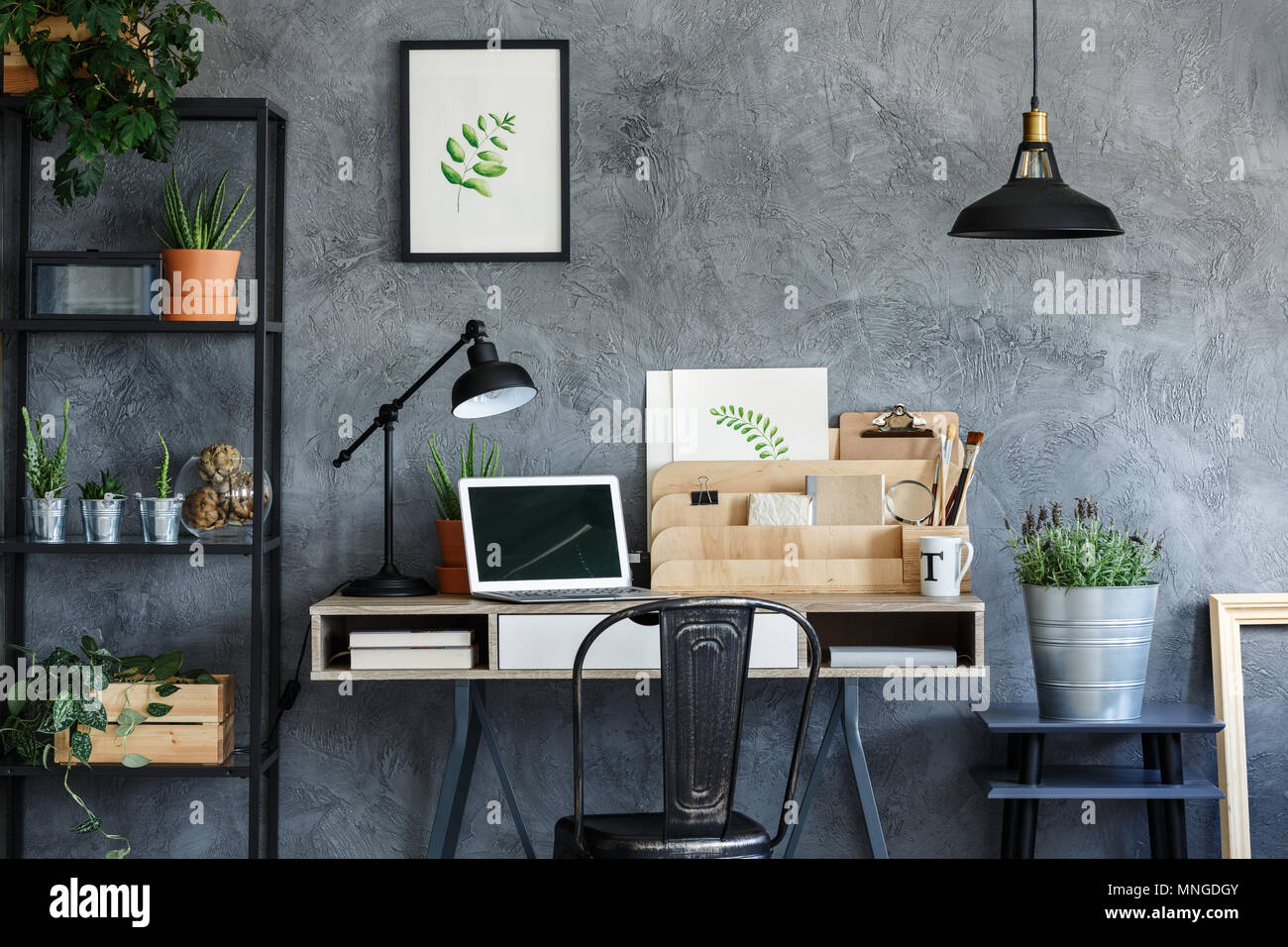 Estudio Retro interior con escritorio, alfombra y rejilla metálica  Fotografía de stock - Alamy