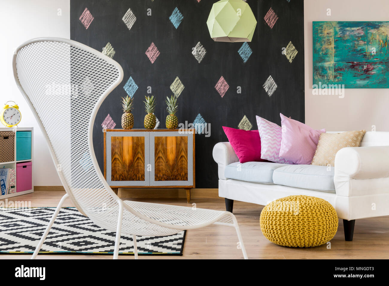 Colorido interior en Nuevo estilo exótico con Blackboard, inodoro, sofá,  sillón blanco y pouffe Fotografía de stock - Alamy