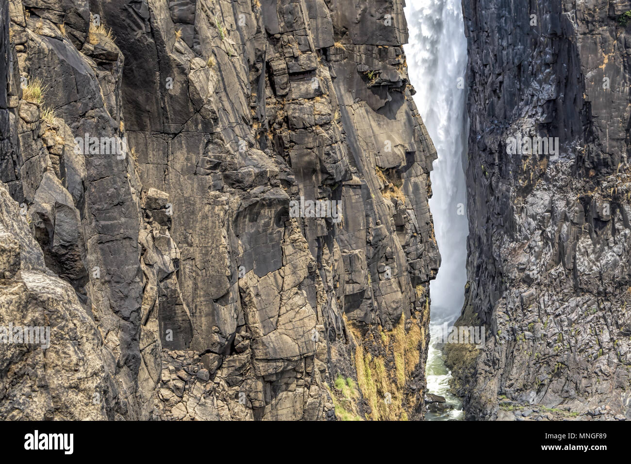 Rock 'Faces' esculpidos por la erosión natural en el lado del acantilado en Victoria Falls, las cataratas más grandes del mundo, en Zimbabwe, Africa. Foto de stock