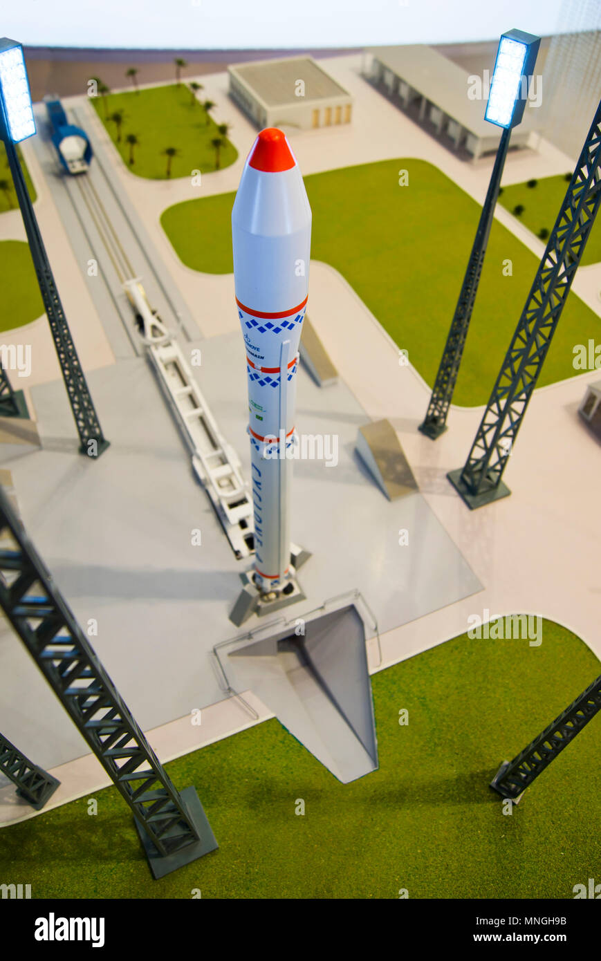Un modelo del cohete ruso ciclón y su plataforma de lanzamiento aparece en la 64ª IAC en Beijing, China. Foto de stock