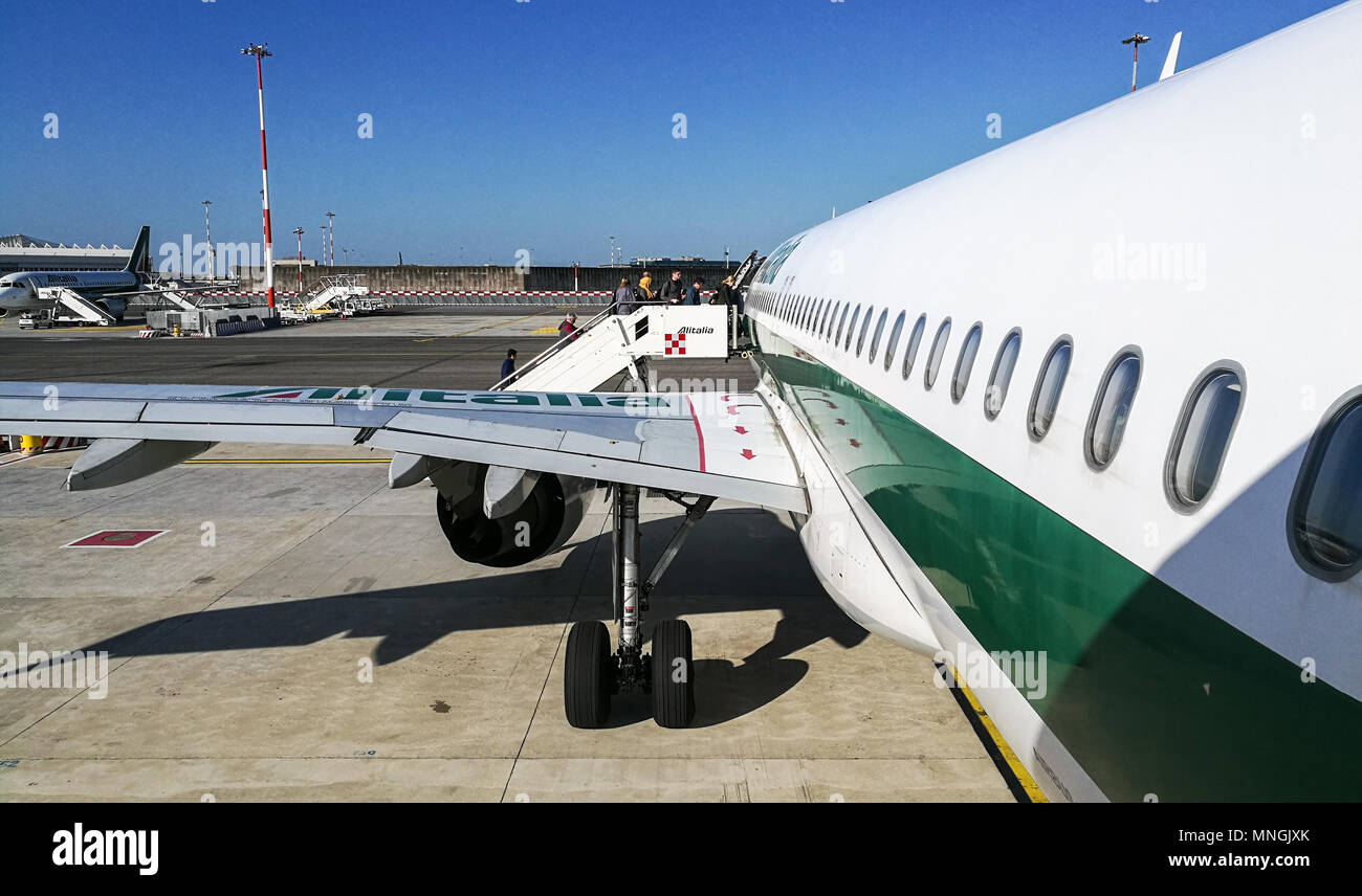 Roma, Italia - marzo 24th, 2018: Vista desde la entrada de la puerta trasera de un Airbus de Alitalia en el aeropuerto de Fiumicino. Foto de stock