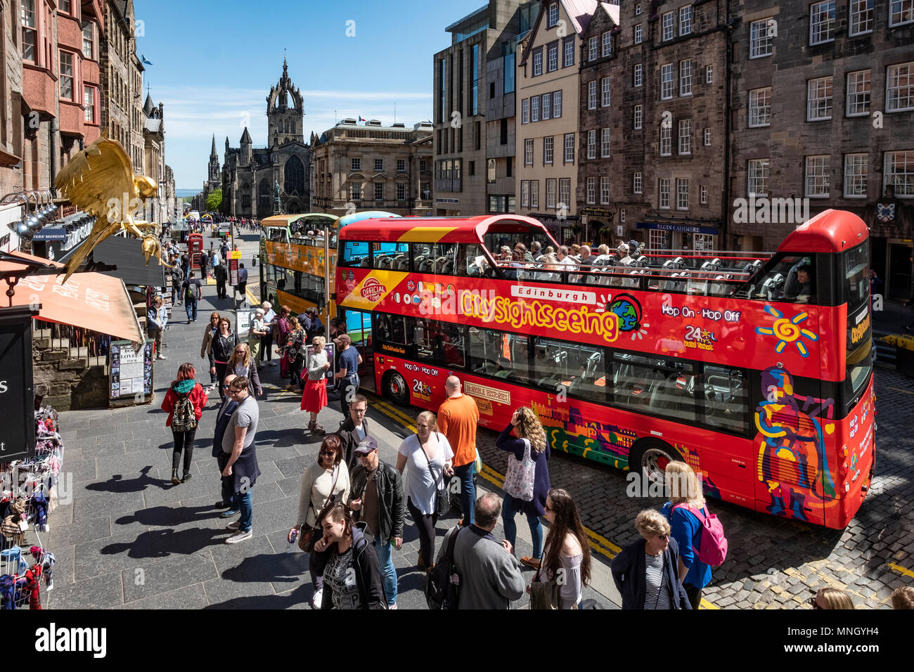 Vista a lo largo de la Royal Mile, con muchos turistas y tour en autobús en el casco antiguo de Edimburgo, Escocia, Reino Unido Foto de stock