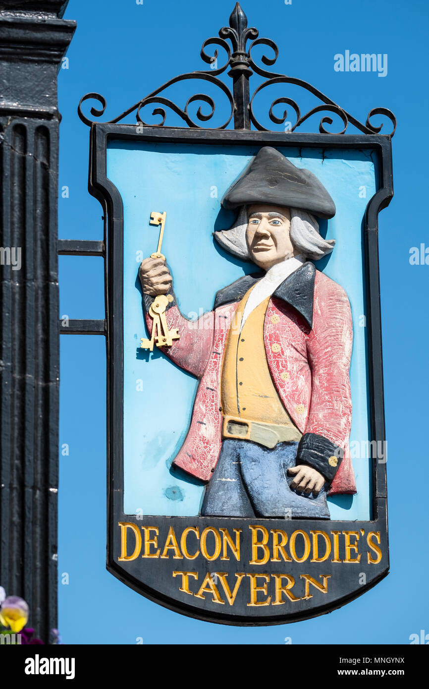 Detalle de firmar fuera de Deacon Brodie's Tavern en la Royal Mile de Edimburgo, Escocia, Reino Unido Foto de stock