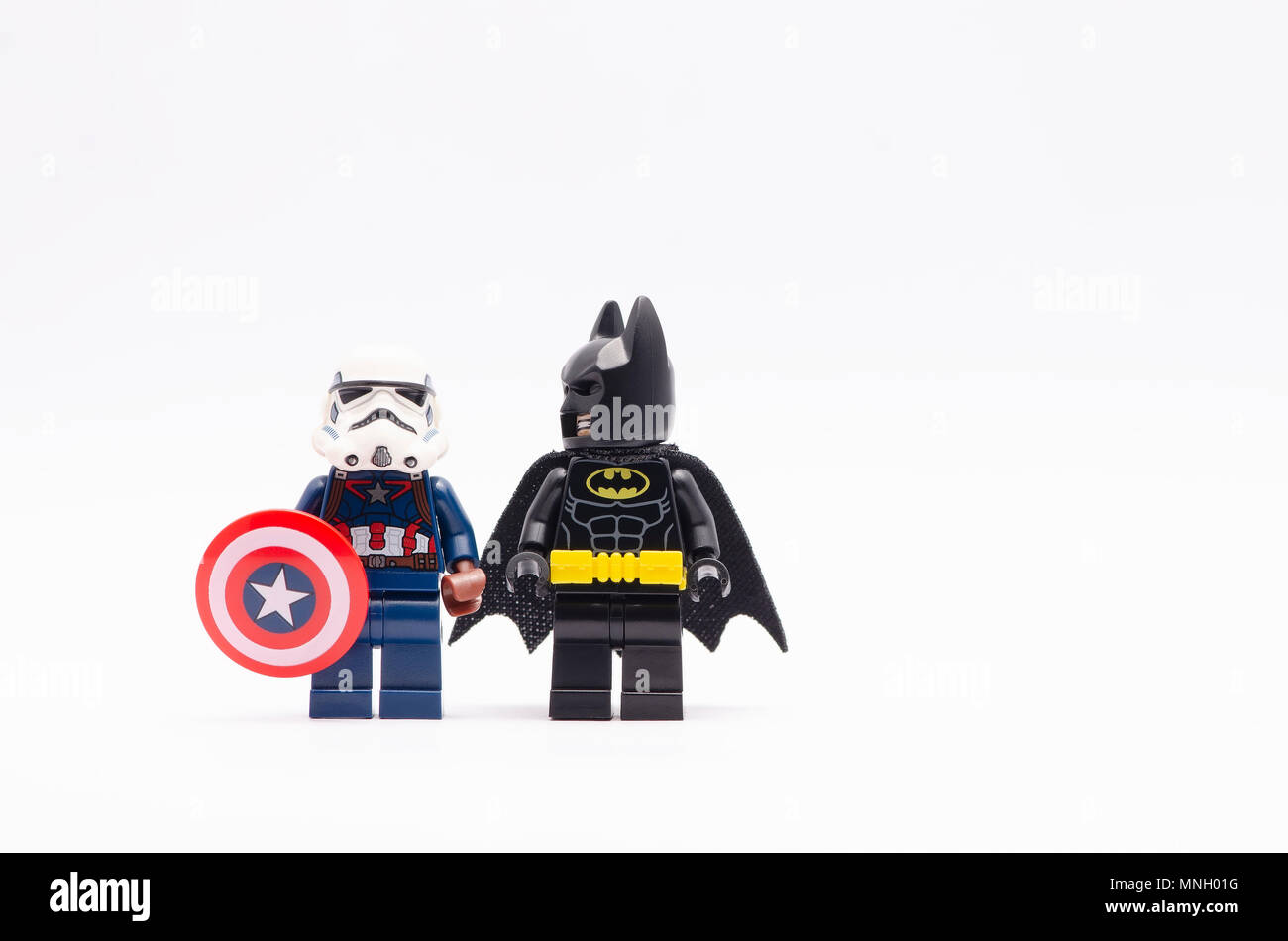 La mini figura de capitán América vistiendo Storm Trooper casco con Batman  de pie junto a ver. Lego minifigures son fabricados por el Grupo Lego  Fotografía de stock - Alamy
