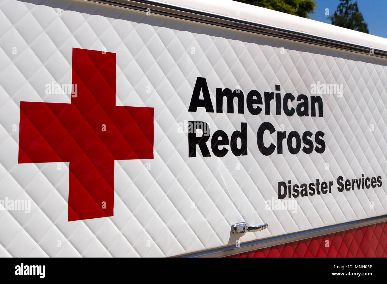 ARCADIA, CA/USA - Abril 16, 2016: Los servicios de socorro de la Cruz Roja Americana y el logotipo del vehículo. Foto de stock