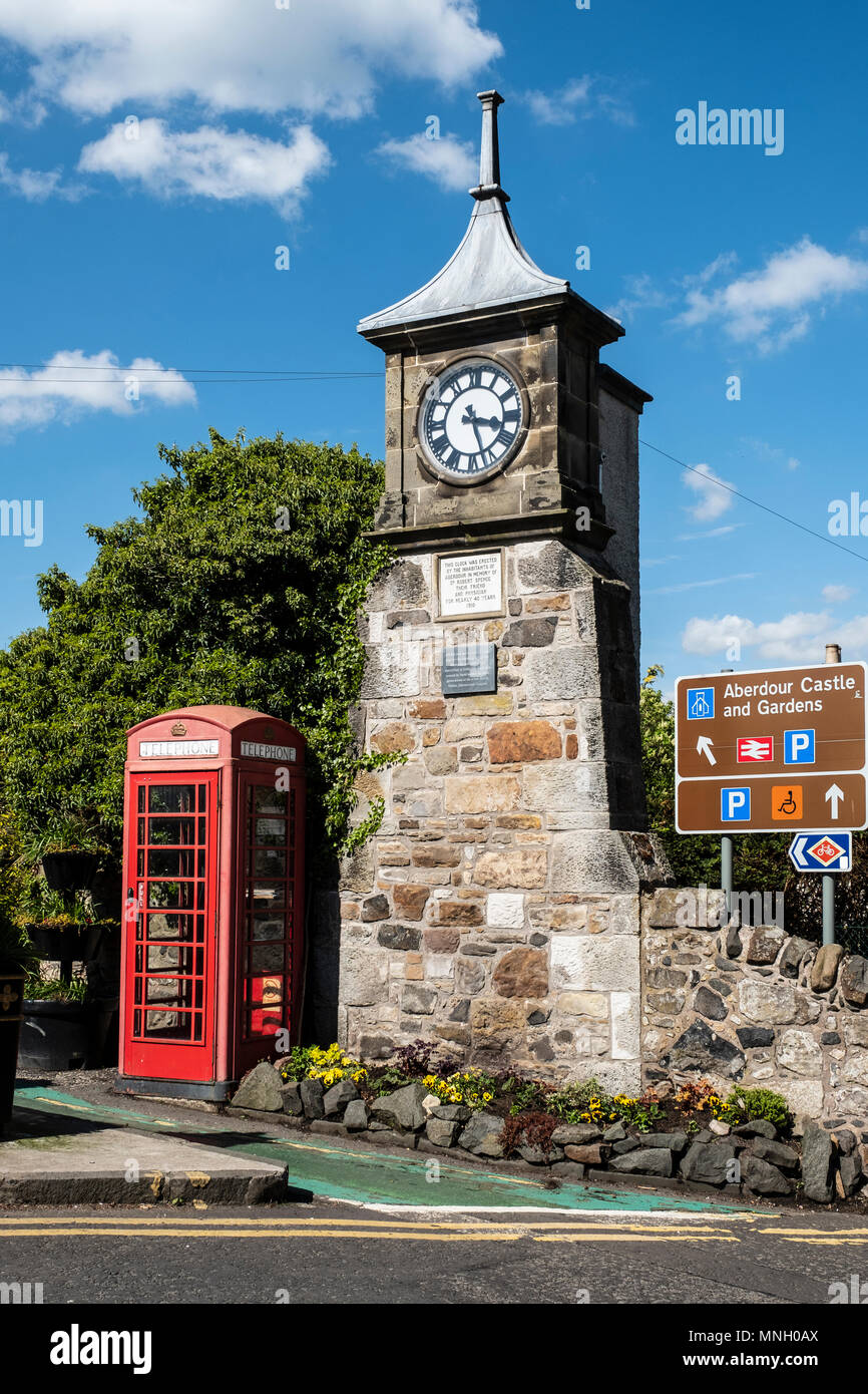 Clocktower en el centro de la aldea de Aberdour en Fife, Escocia, Reino Unido Foto de stock