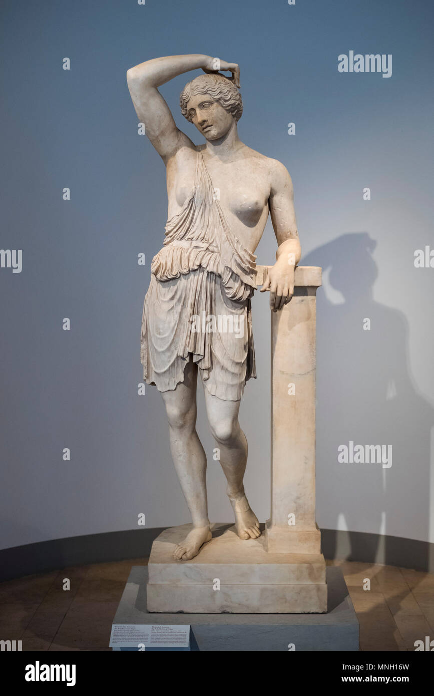 Berlín. Alemania. Amazona Herida, escultura romana después de un original de Policleto de Argos desde alrededor del 430 AC. Altes Museum, que se encuentra en el Quirinal Hil Foto de stock