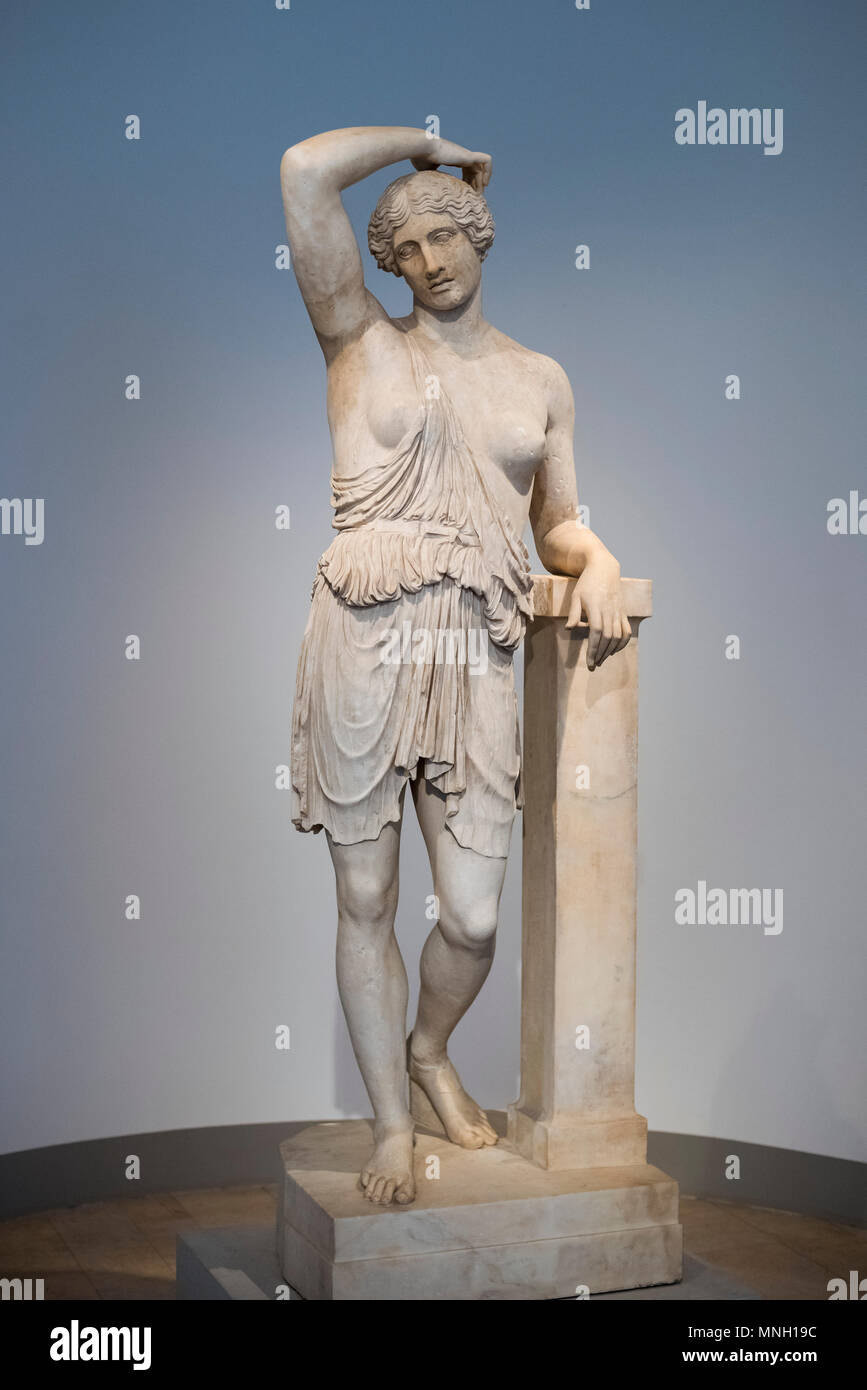 Berlín. Alemania. Amazona Herida, escultura romana después de un original de Policleto de Argos desde alrededor del 430 AC. Altes Museum, que se encuentra en el Quirinal Hil Foto de stock