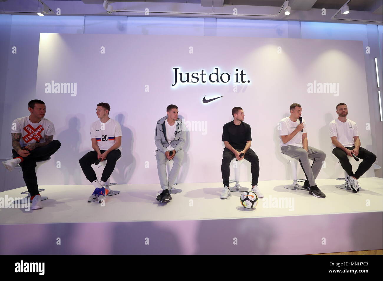 Moscú, Rusia - Mayo 17, 2018: Fiodor Smolov, Anton Miranchuk, Romano,  Alexander Tashayev Zobnin, Artem Dzyuba e Igor Akinfeev (L-R), miembros de  la Federación de hombres del equipo nacional de fútbol, durante