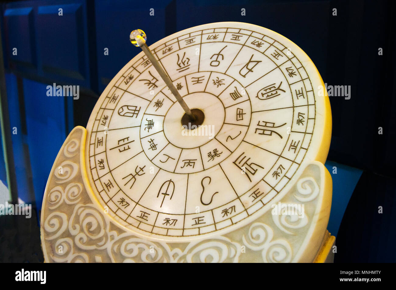 Un antiguo reloj de sol chino en exhibición en el Museo de Ciencia y Tecnología de China en Beijing, China. Foto de stock
