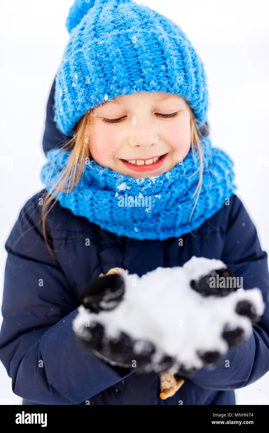 Niña Adorable Con Ropa De Abrigo Al Aire Libre En La Nieve Hermoso
