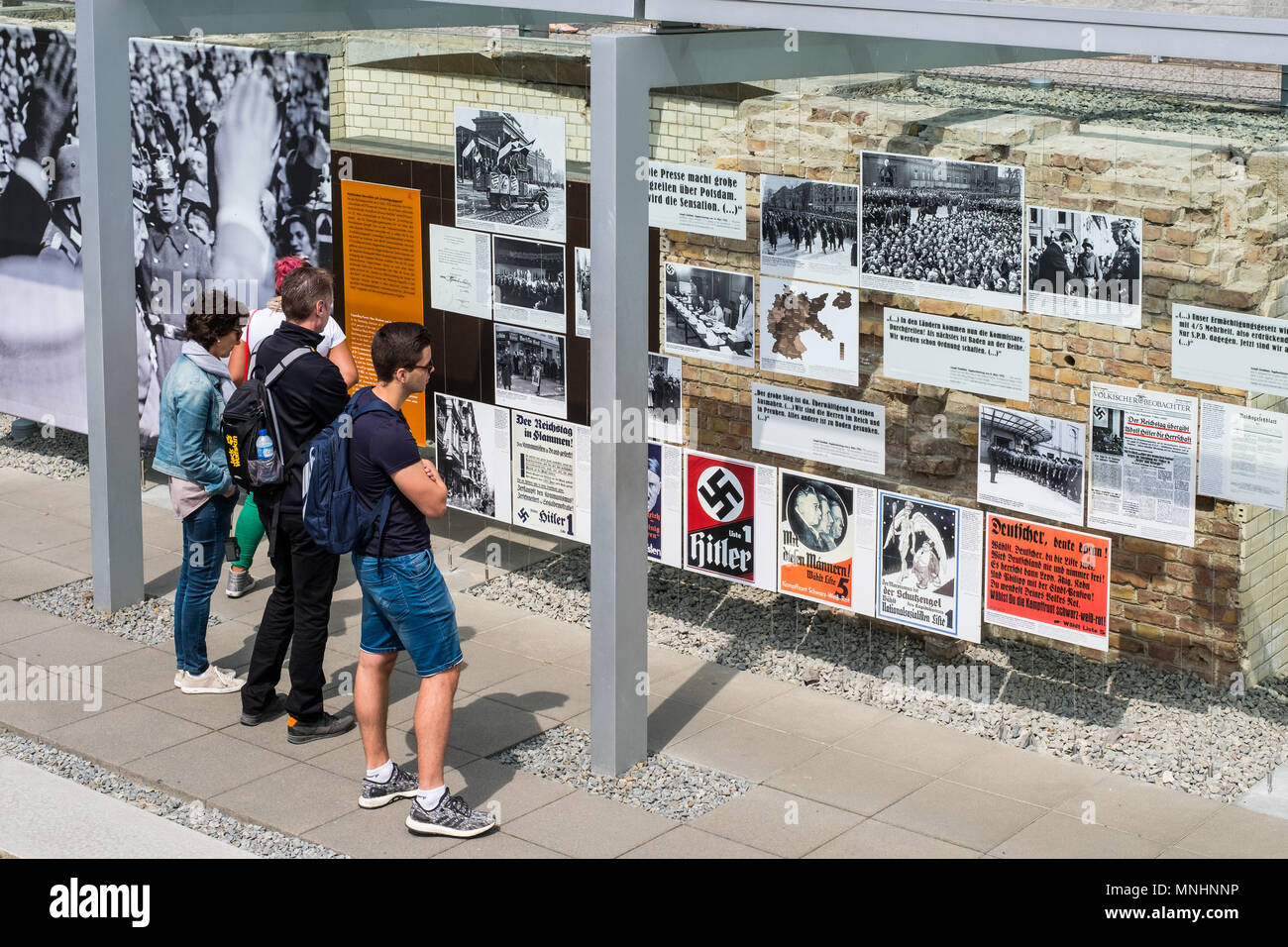 Berlin, Alemania - Mayo, 2018: la gente en la Topografía del Terror (Alemán: Topographie des terrores) exposición al aire libre en el muro de Berlín Foto de stock
