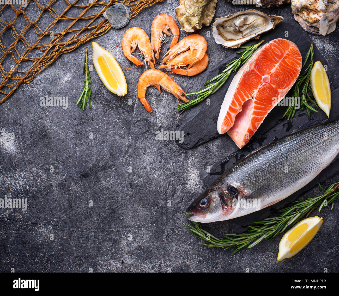 Salmón, lubina, gambas y ostras Foto de stock