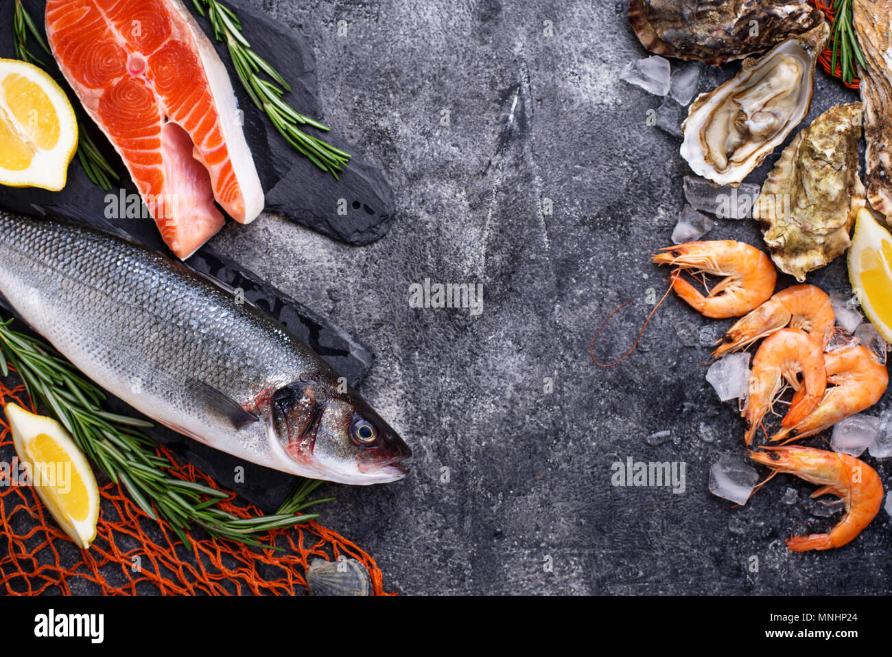 Concepto de mariscos. Peces, cangrejos y ostras. Foto de stock