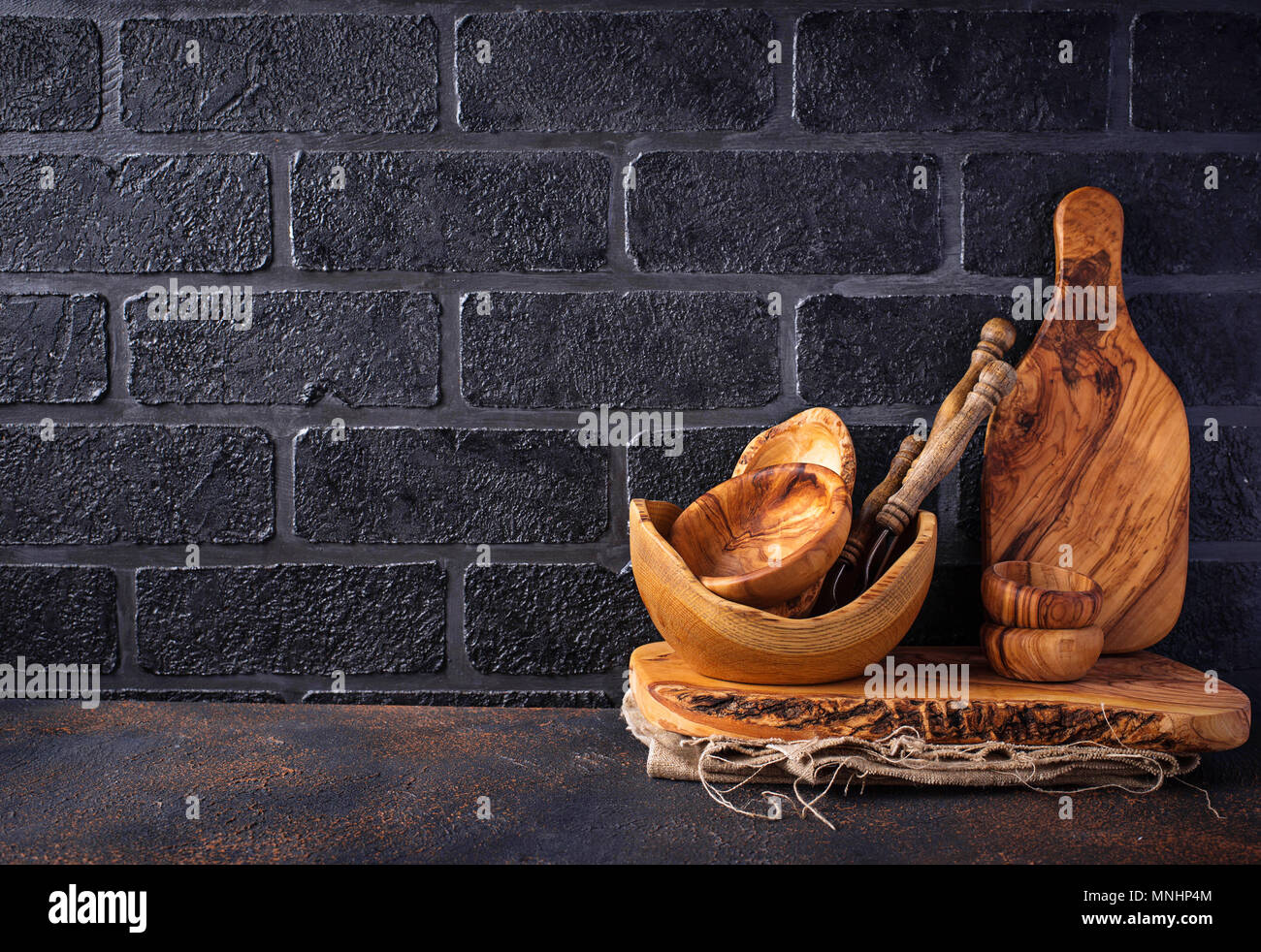 Platos de madera sobre una pared de ladrillo antecedentes Foto de stock