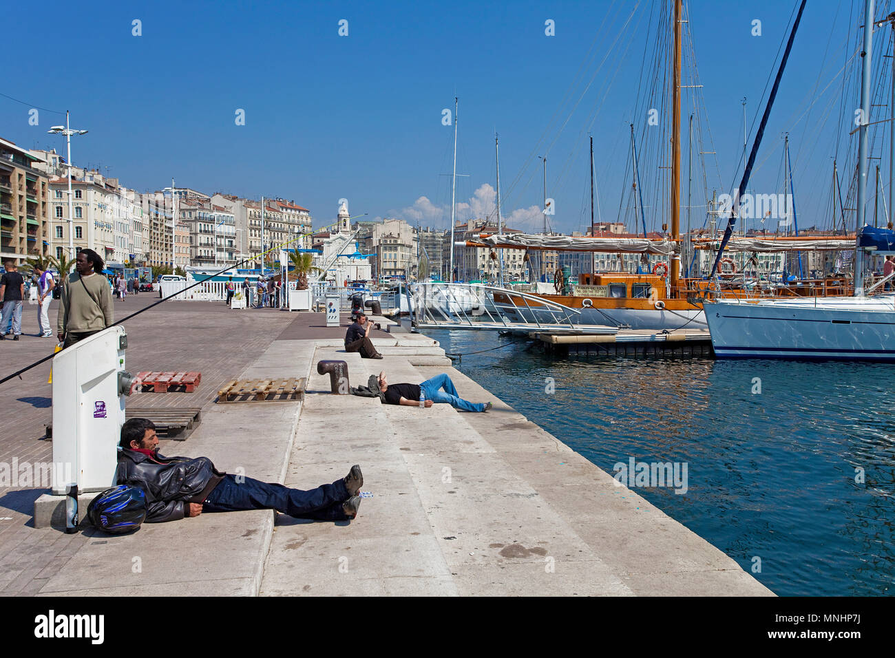 Las personas tomando el sol en el puerto Vieux Port, Marseille, Bouches-du-Rhone, Provence-Alpes-Côte d'Azur, en el sur de Francia, Francia, Europa Foto de stock