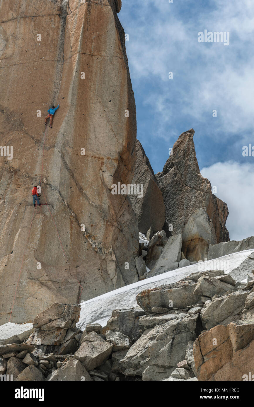 Dos escaladores desafiando la Aiguille du Midi, en los Alpes franceses, Alta Saboya, Francia Foto de stock
