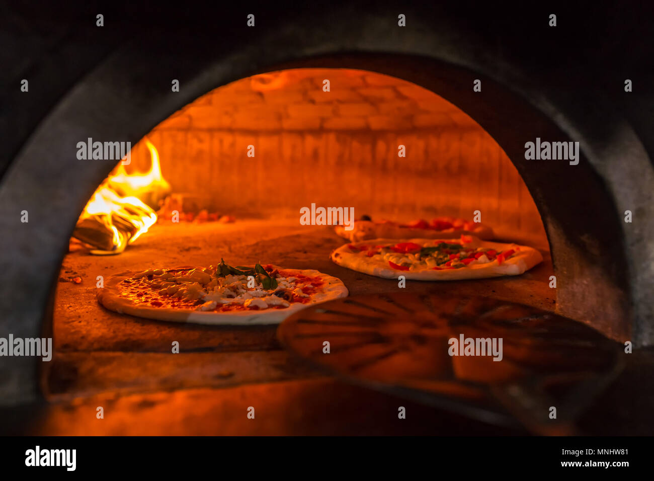 Original de la pizza napolitana margherita en un horno de leña tradicional  restaurante en Nápoles, Italia Fotografía de stock - Alamy
