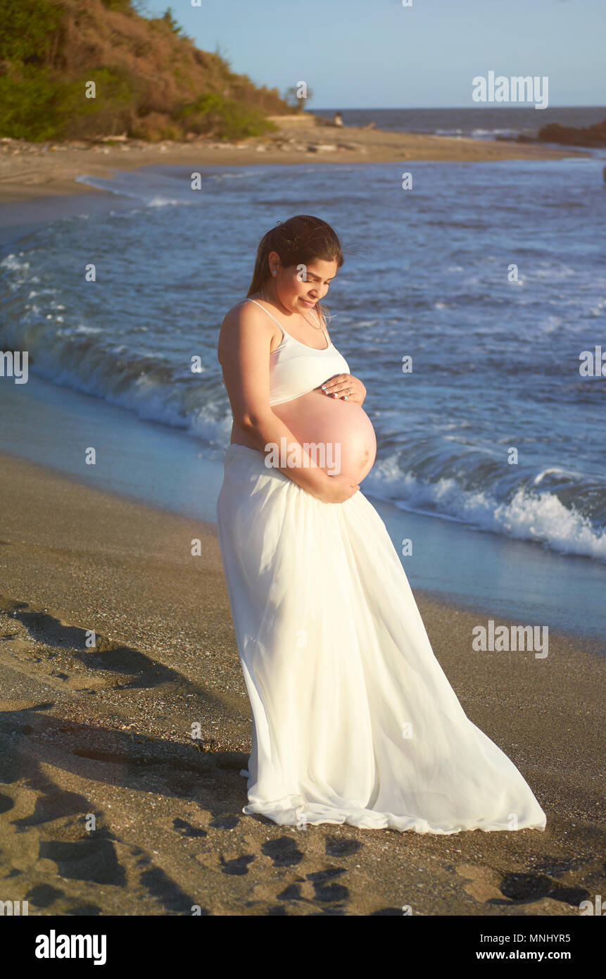 Mujer en vestido blanco de playa fotografías e imágenes de alta resolución  - Alamy