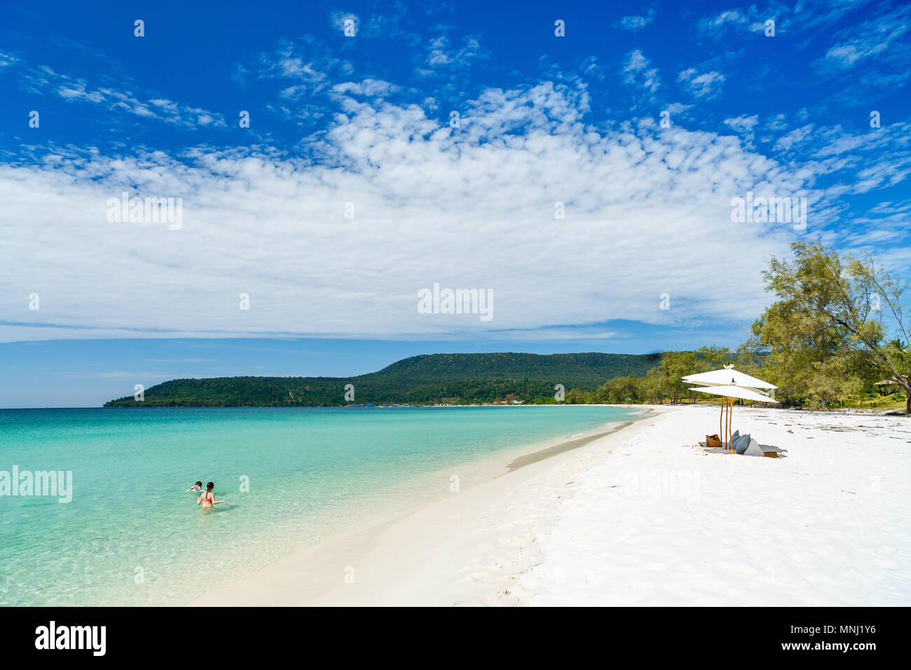 Fotografía de paisaje hermoso exótica playa de arena blanca en la isla de Koh Rong en Camboya Foto de stock
