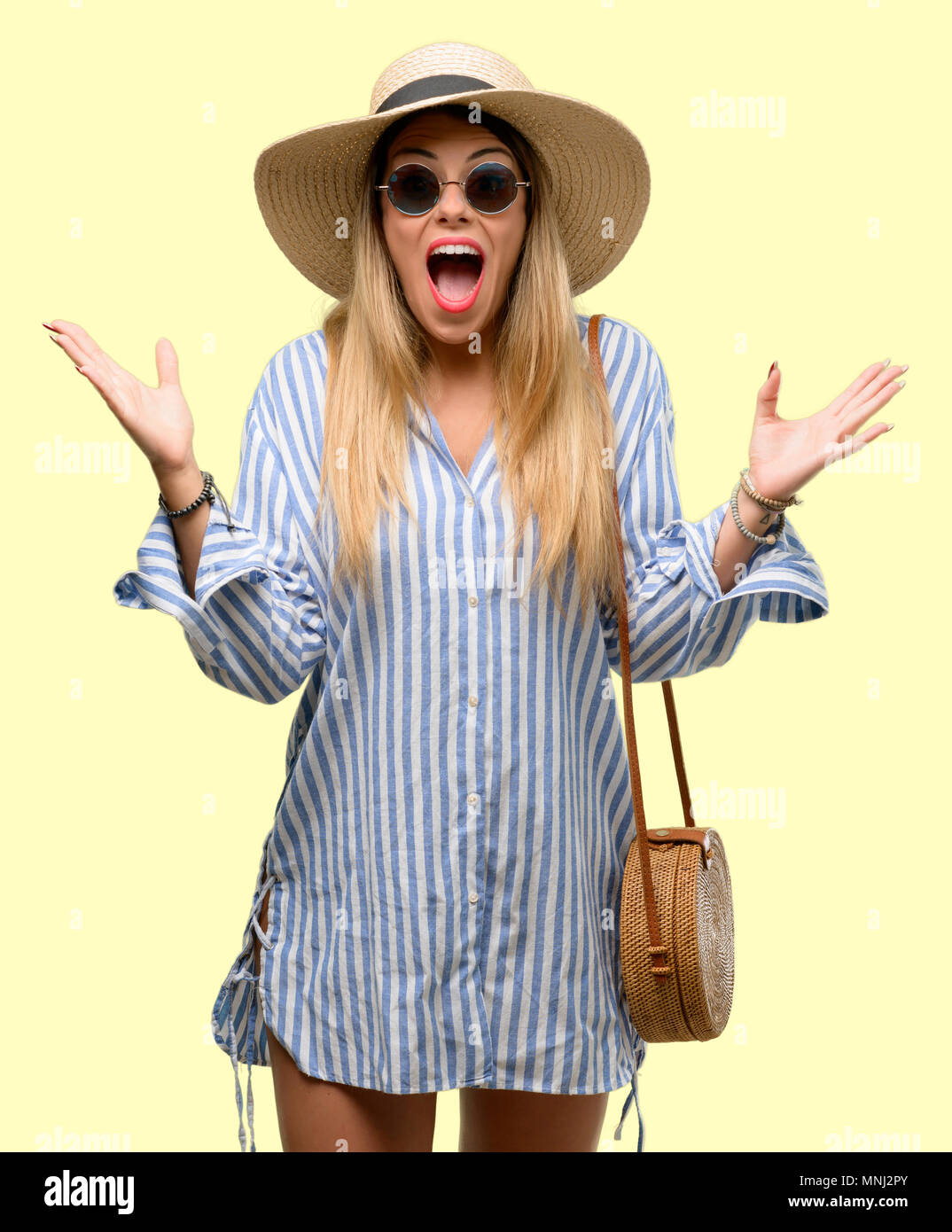 Mujer joven con gafas de sol y sombrero de verano contento y sorprendido  vítores expresando su gesto wow Fotografía de stock - Alamy