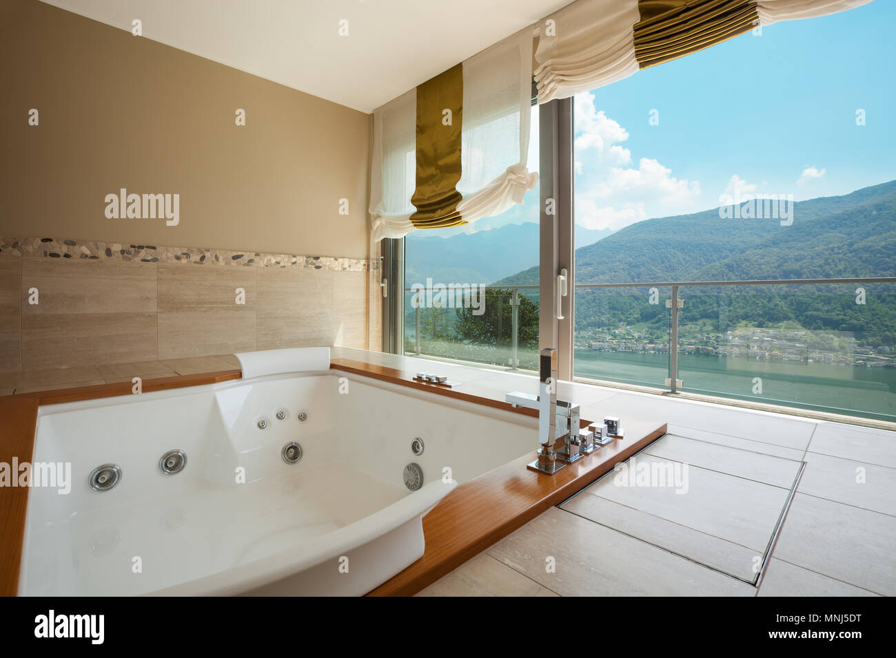 Fotos de Elegante Baño Principal Interior Cuenta Con Rincón Bañera Con  Jacuzzi - Imagen de © alabn #204997084