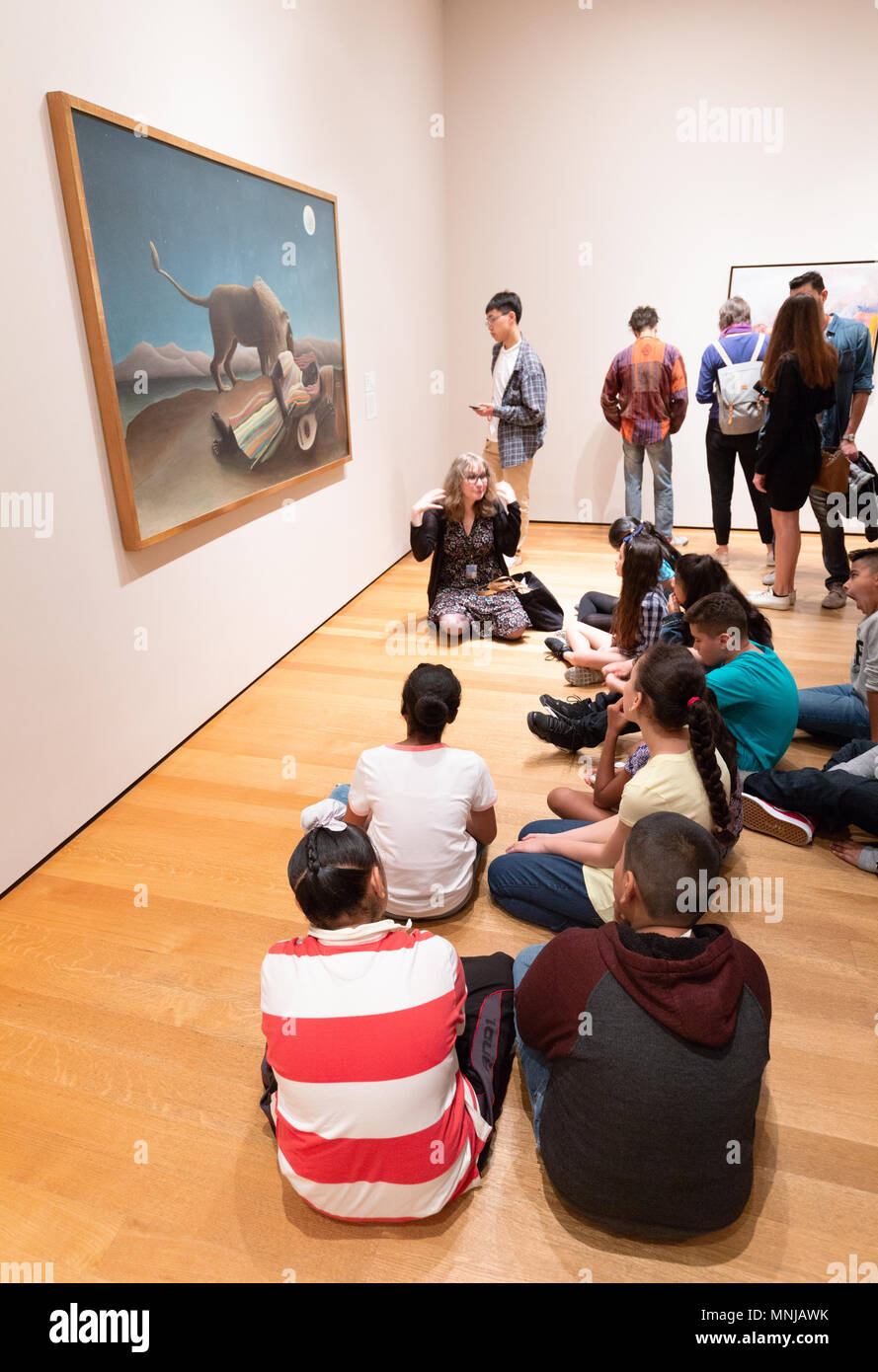 Niños del Museo de Arte; un profesor de arte que enseña a los niños sobre el arte moderno, MoMA ( Museo de Arte Moderno ), Nueva York, EE.UU. Foto de stock