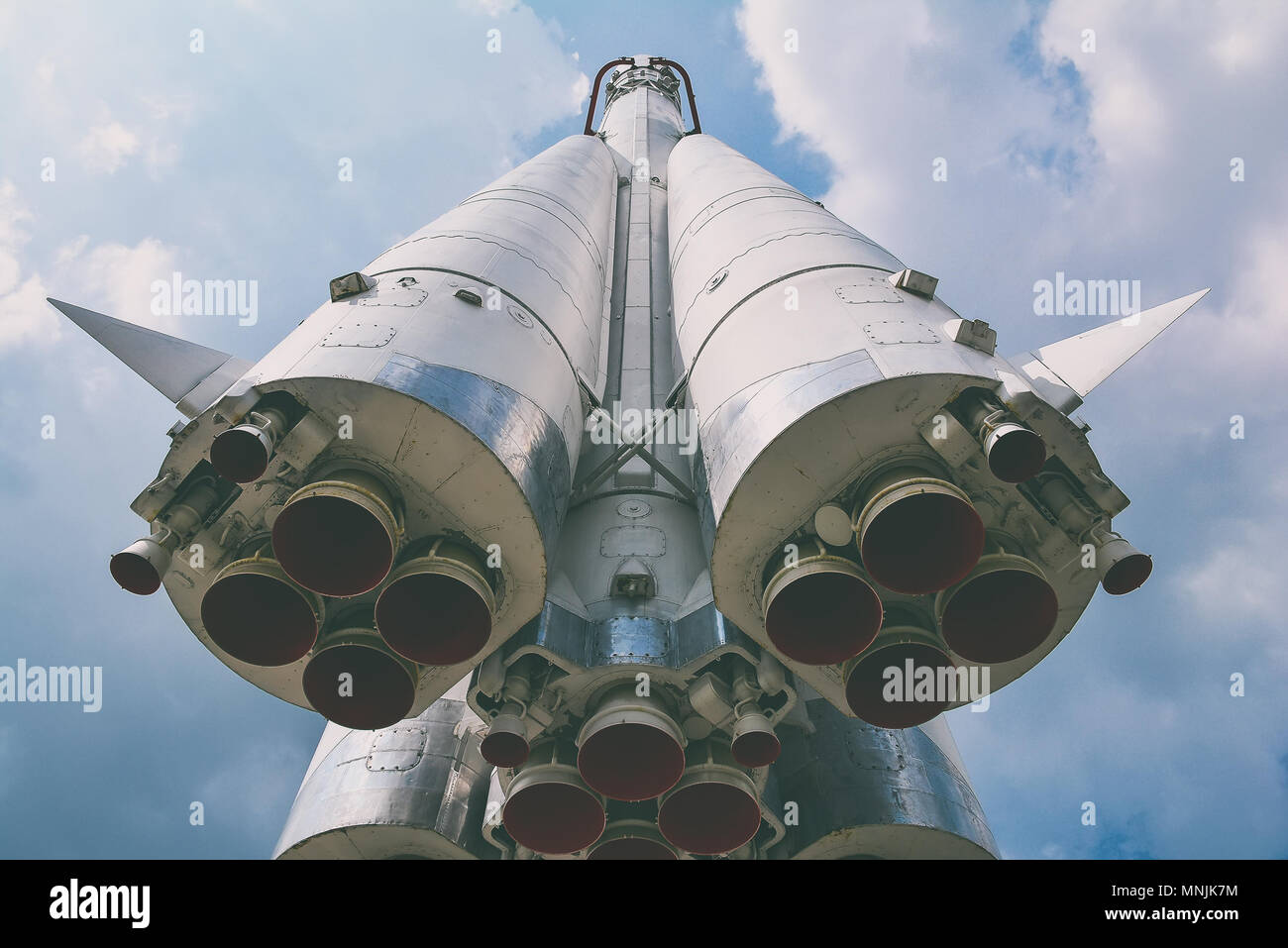 El primer cohete espacial tripulado 'Vostok' en una exposición en la ciudad de Moscú, Rusia Foto de stock