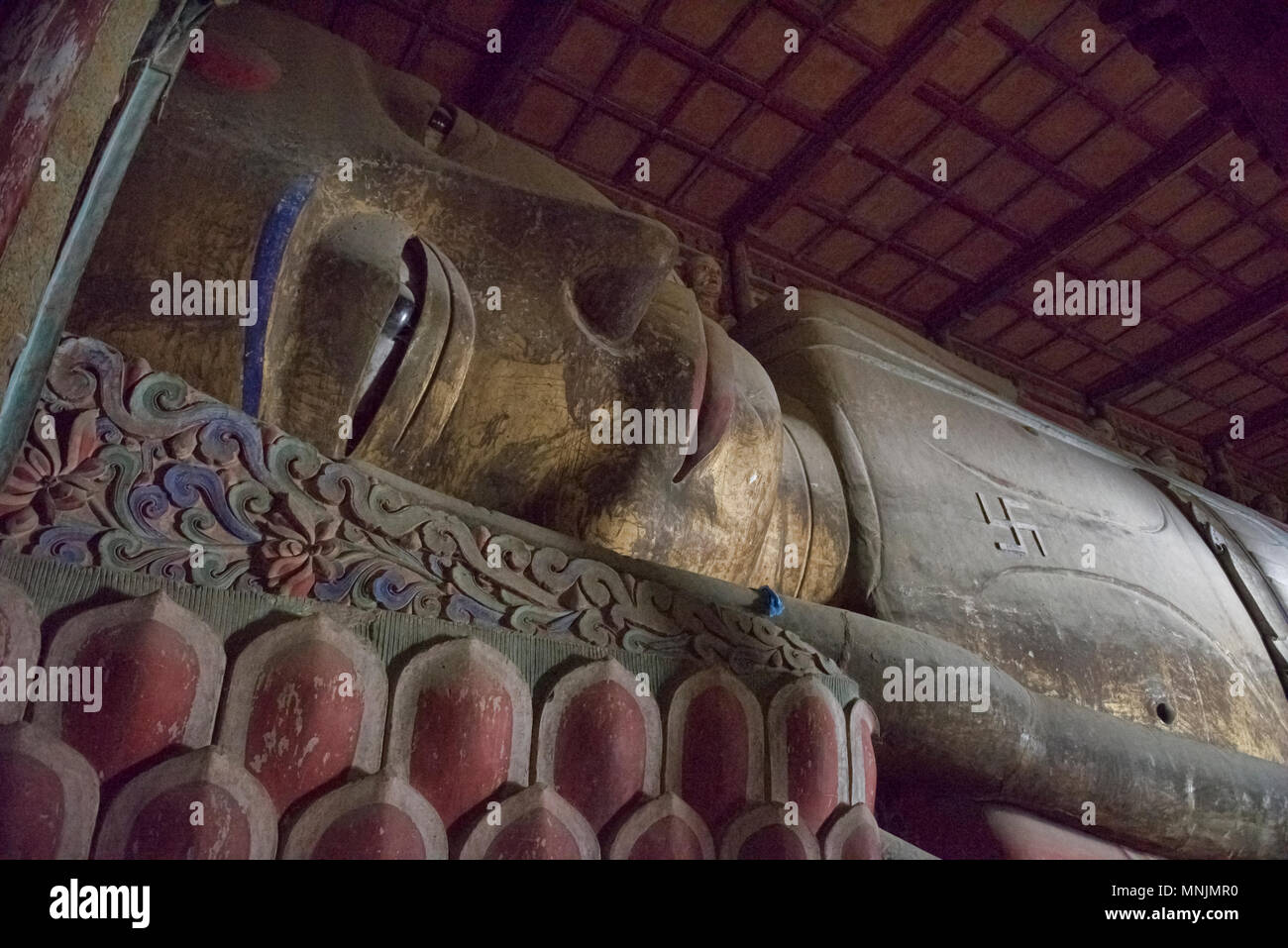 Buda gigante reclinado en Dafo templo, que data de 1100, Zhangye, Gansu, China Foto de stock