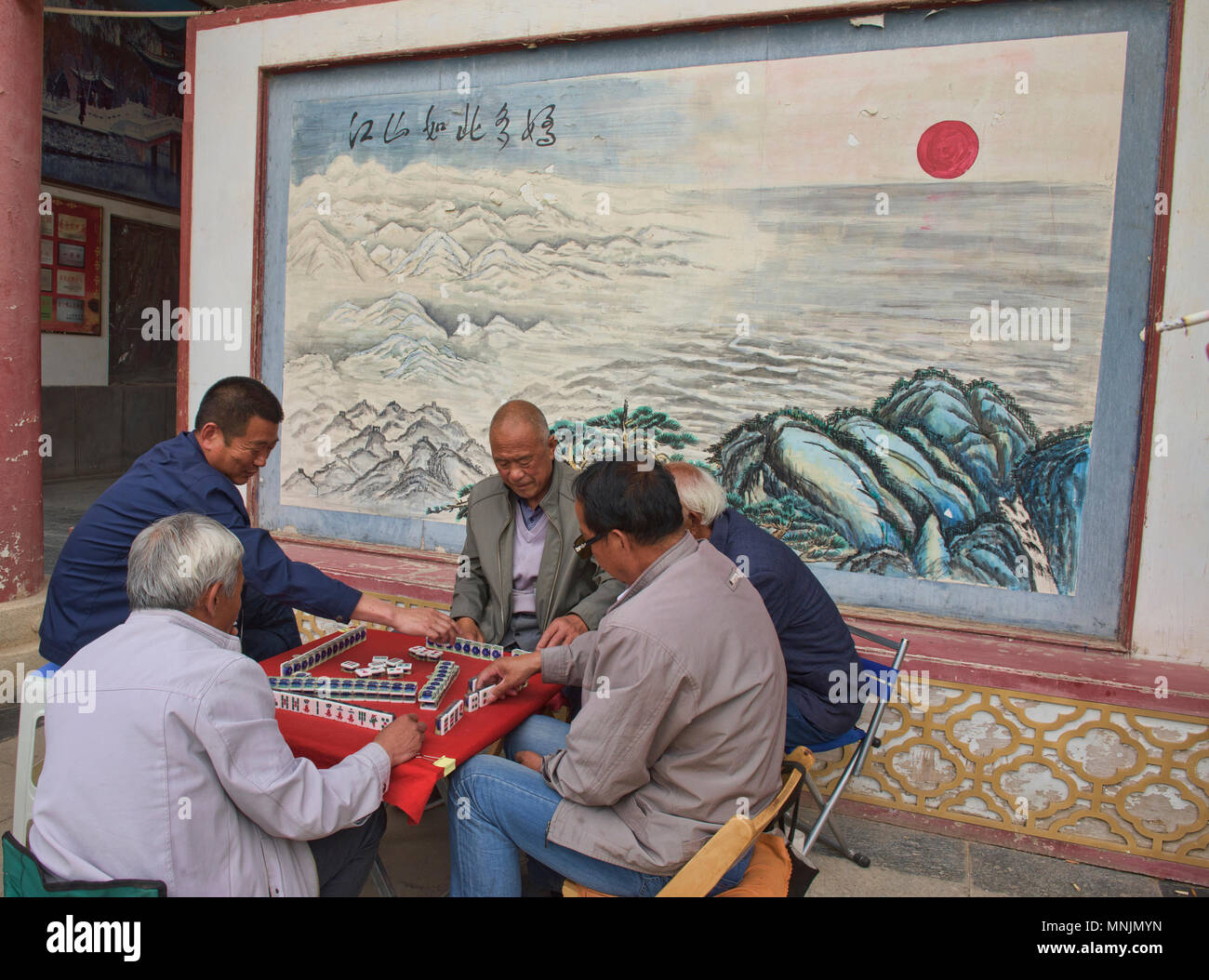 Dominós chinos fotografías e imágenes de alta resolución - Alamy