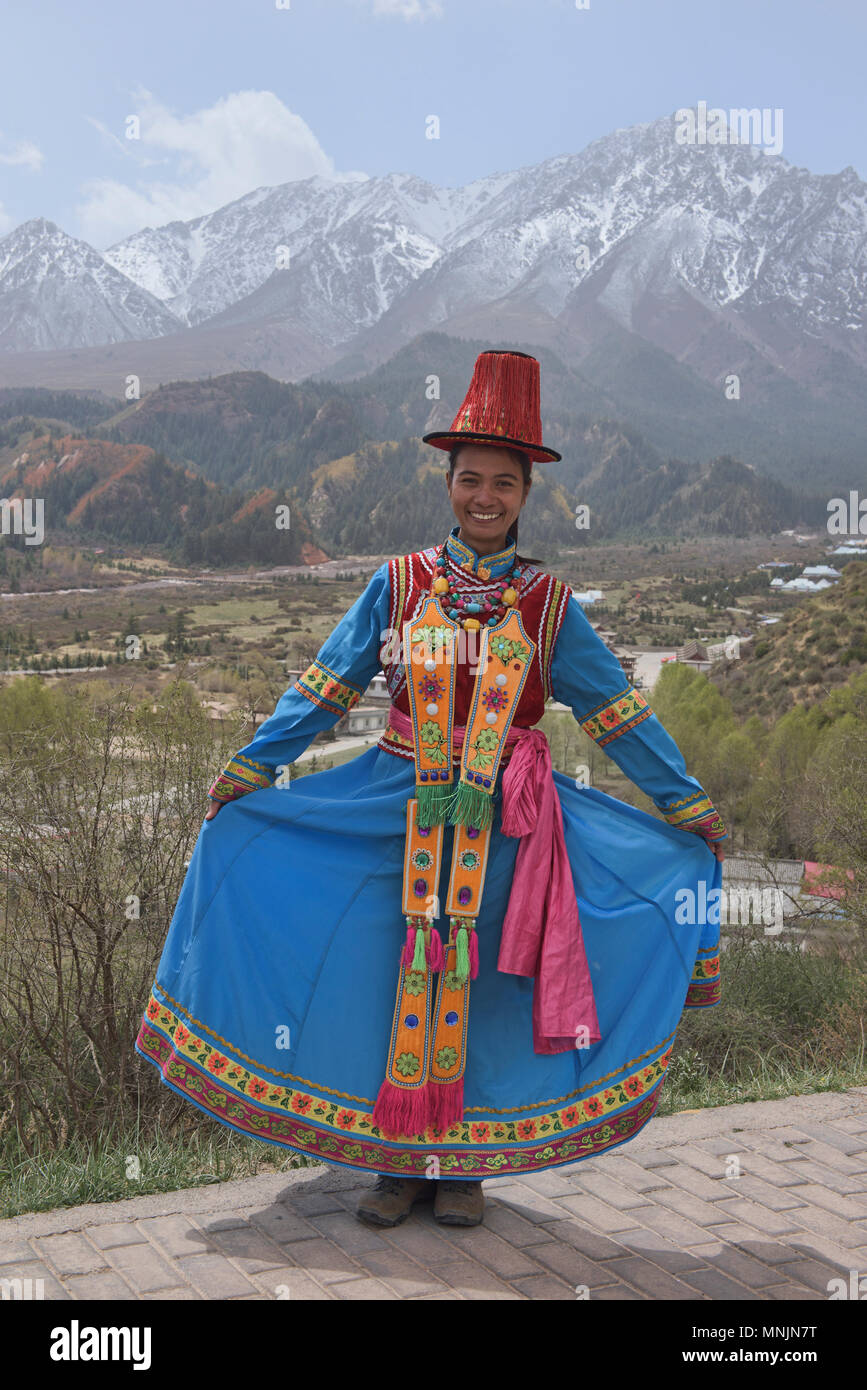 Vestido tradicional de la minoría étnica Yugur, Mati is, Gansu, China Foto de stock