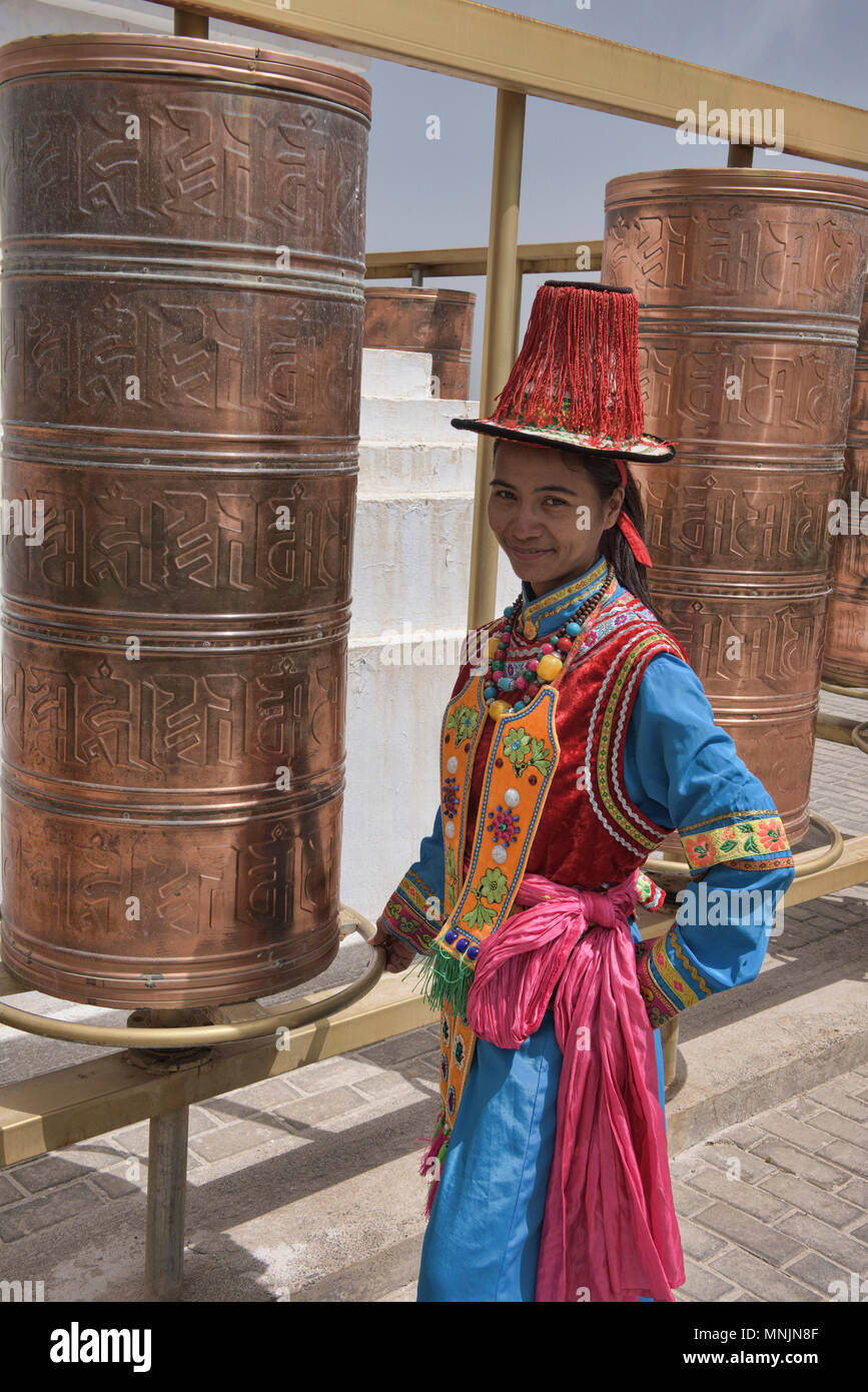 Vestido tradicional de la minoría étnica Yugur, Mati is, Gansu, China Foto de stock