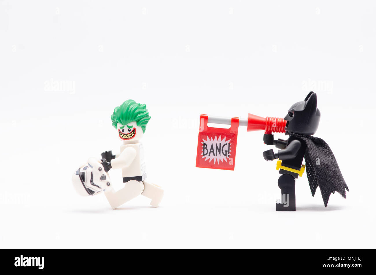 La mini figura de Batman con bang pistola apuntando disparó al Joker en  Storm Trooper palo . Lego minifigures son fabricados por el Grupo Lego  Fotografía de stock - Alamy