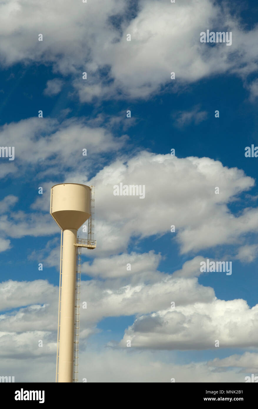 Un silo de almacenamiento grande se encuentra frente a un típico cielo del suroeste, cerca de Santa Fe, Nuevo México Foto de stock