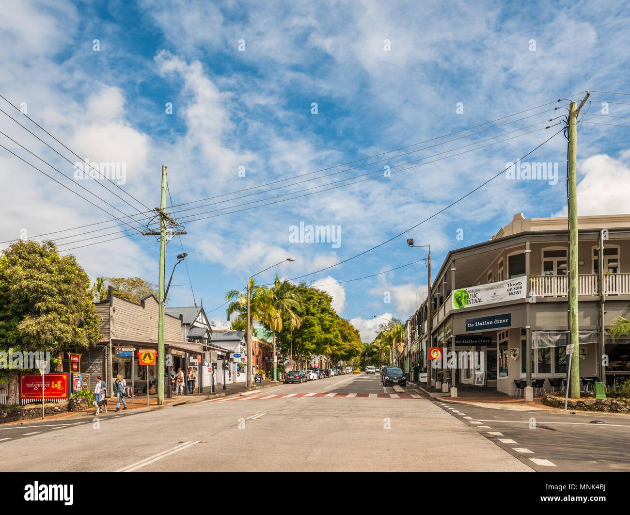 Byron street, la calle principal de Bangalow, Nueva Gales del Sur, Australia, mirando al occidente desde la esquina de la calle de la estación Foto de stock