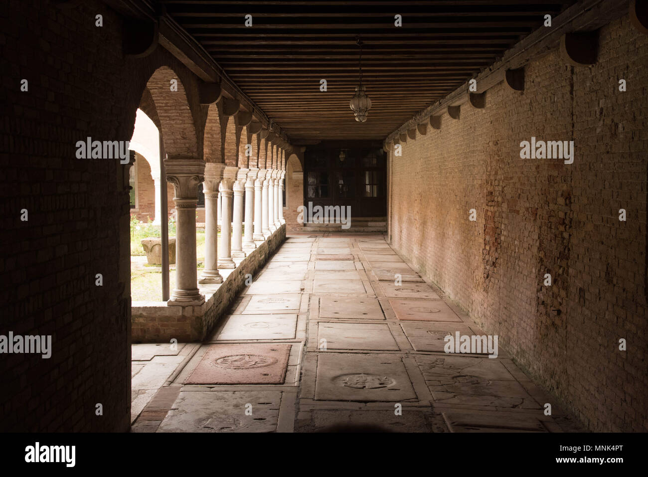 Un corredor transversal en un monasterio en Venecia Foto de stock