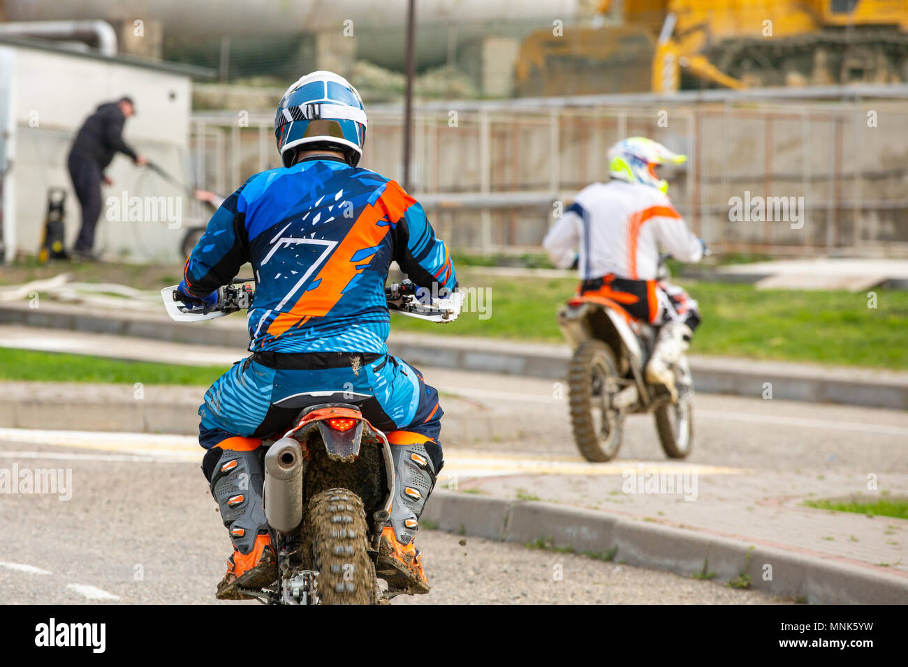 Hombre montando un motocross en un traje de protección Fotografía de stock  - Alamy