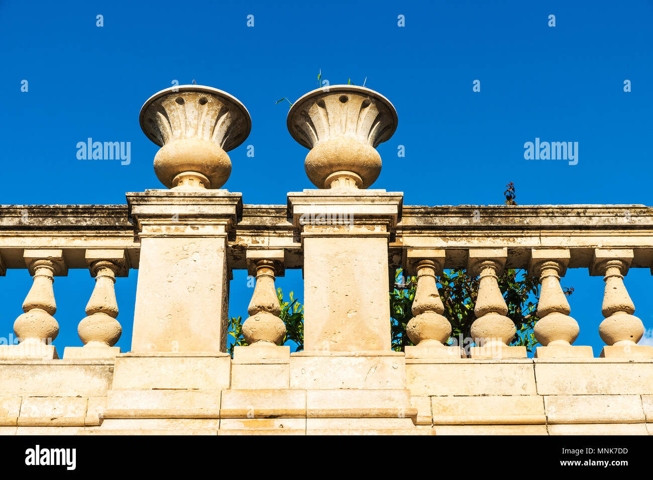 Barandilla de piedra clásica de una terraza de un palacio en la Piazza Duomo, en el casco antiguo de la histórica ciudad de Siracusa en Sicilia, Italia Foto de stock