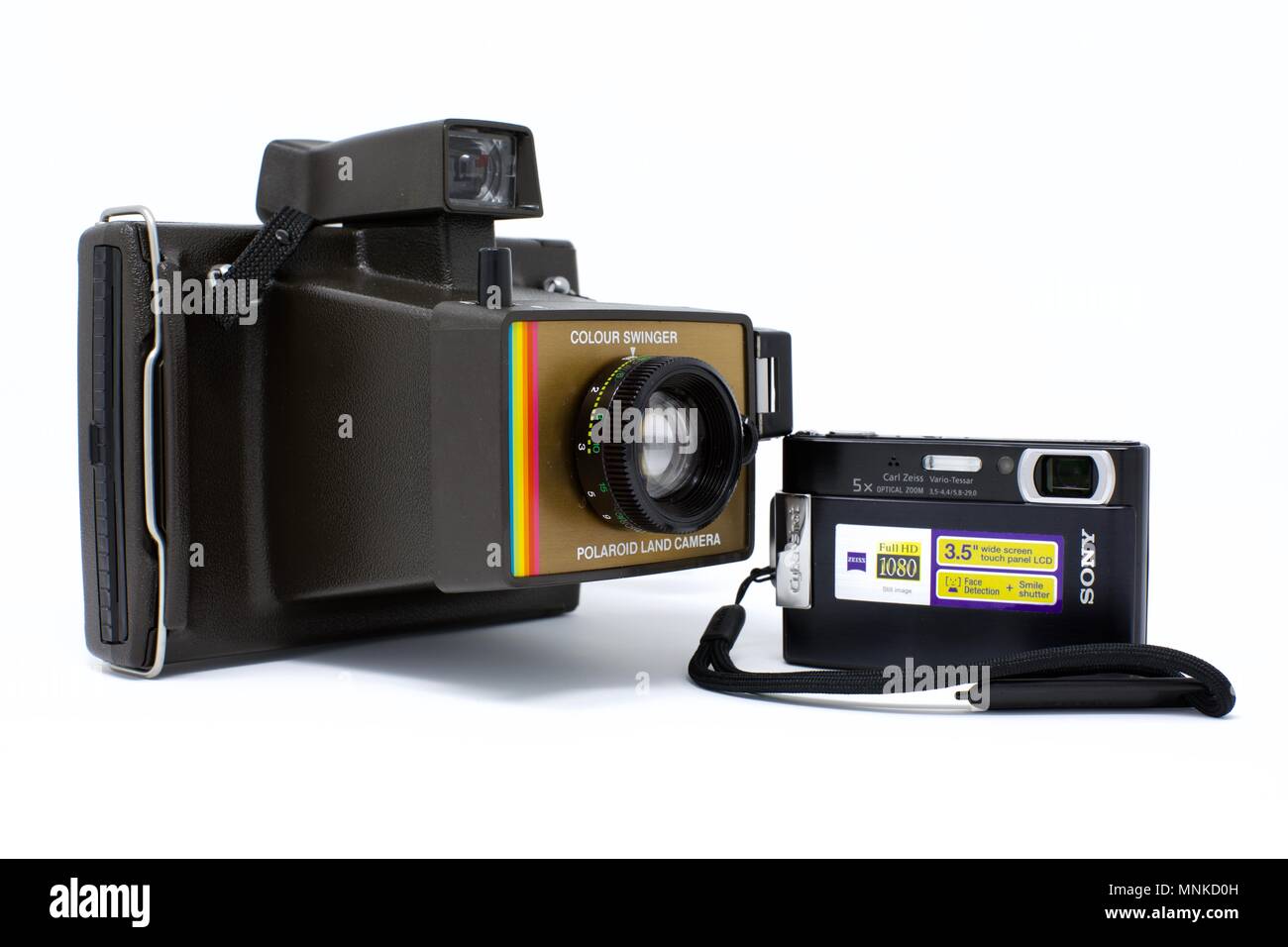 azufre Gruñido dividir Antigua cámara instantánea Polaroid junto a un moderno ultra-compacta Sony  Cyber-shot Fotografía de stock - Alamy