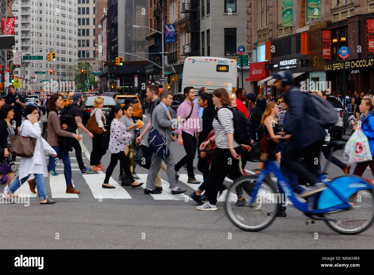 La gente que cruza una calle de Union Square, en Manhattan, Nueva York, NY (17 de mayo de 2018) Foto de stock