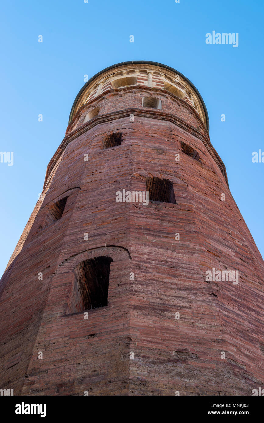 Torre roja en Asti, Italia Foto de stock