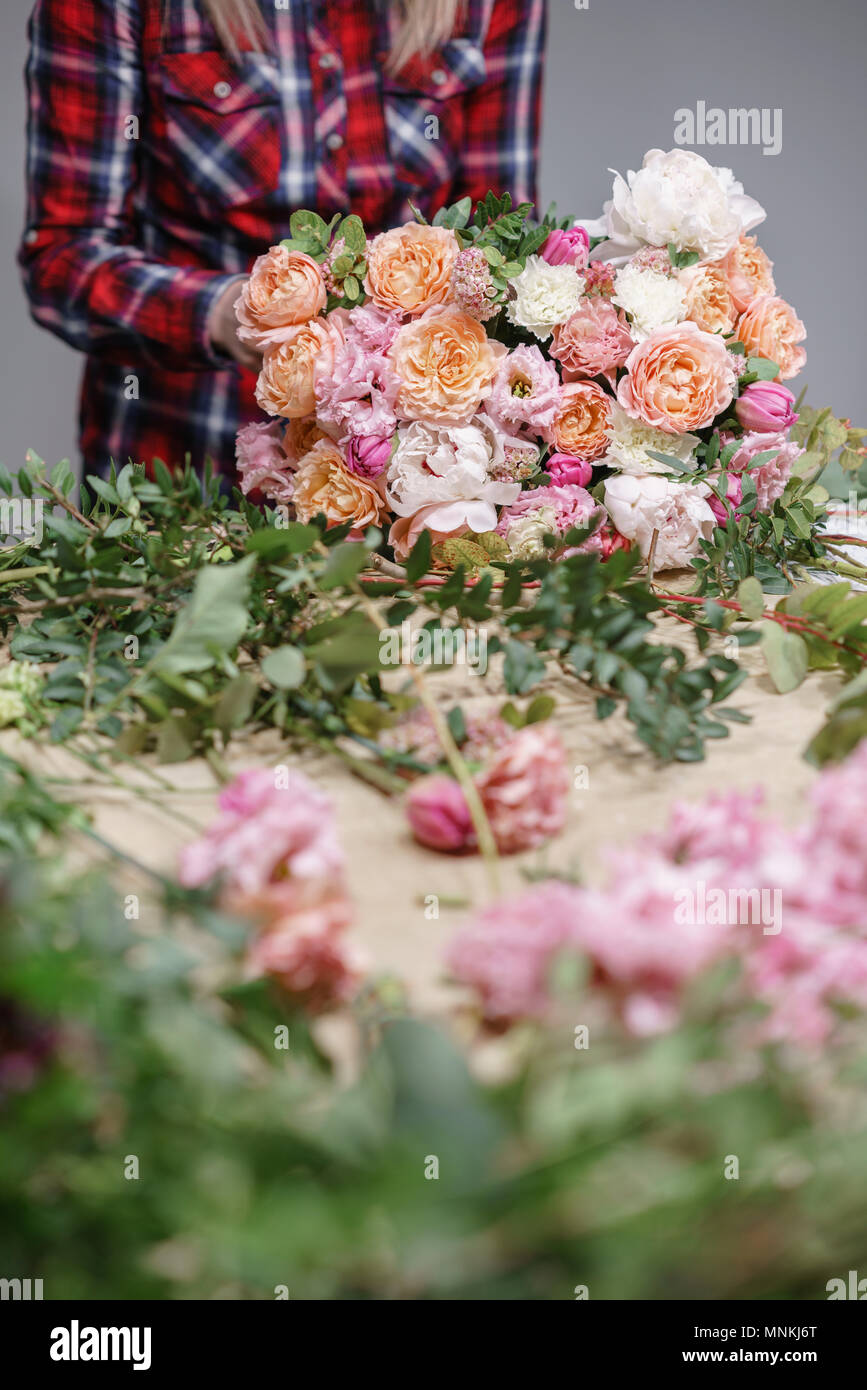 Florist femeninos. Taller Floral - mujer haciendo una bella composición un ramo de flores. Concepto de floristería Foto de stock