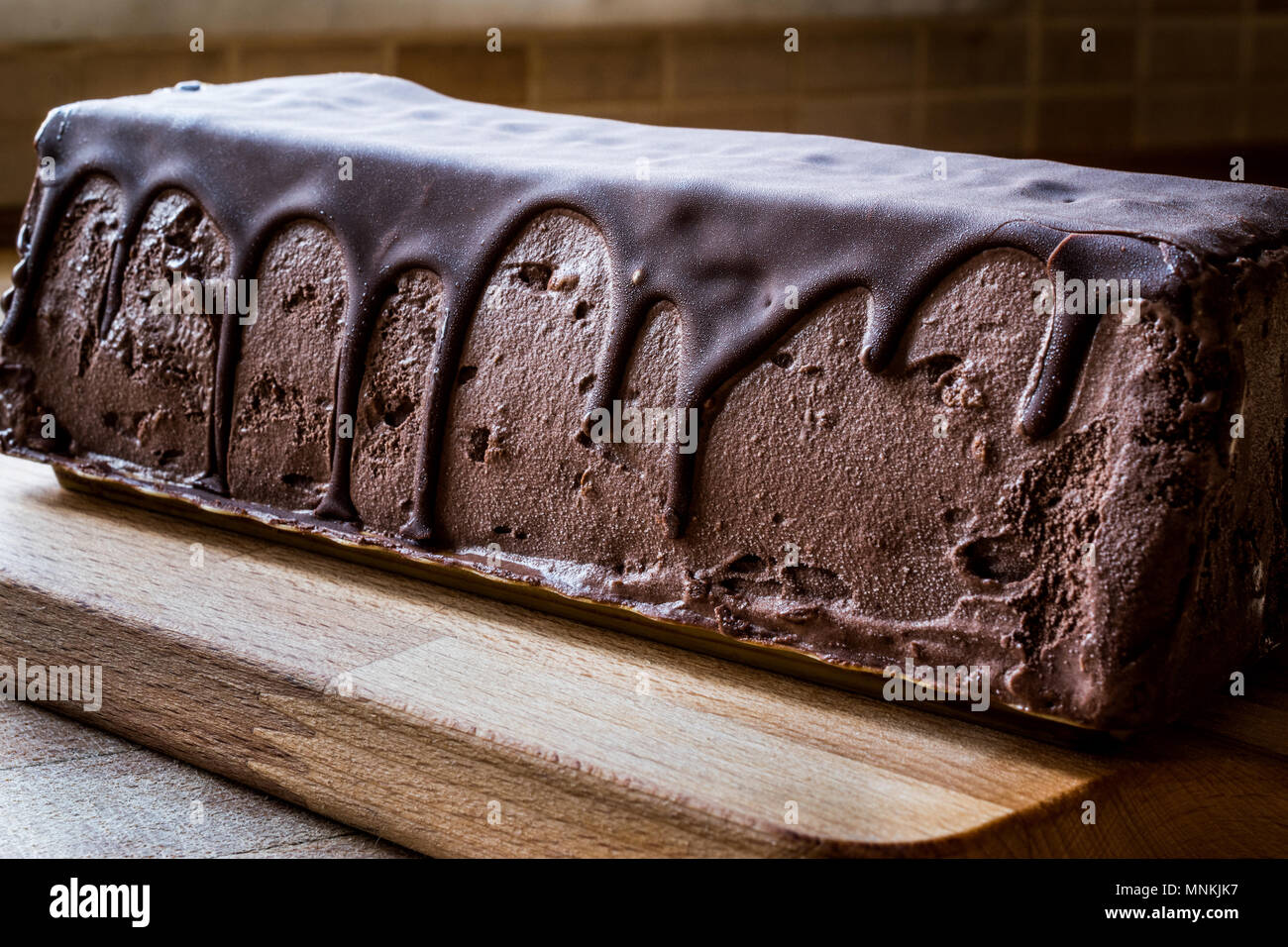 Semifreddo pastel - helado con salsa de chocolate. Postre tradicional  Fotografía de stock - Alamy