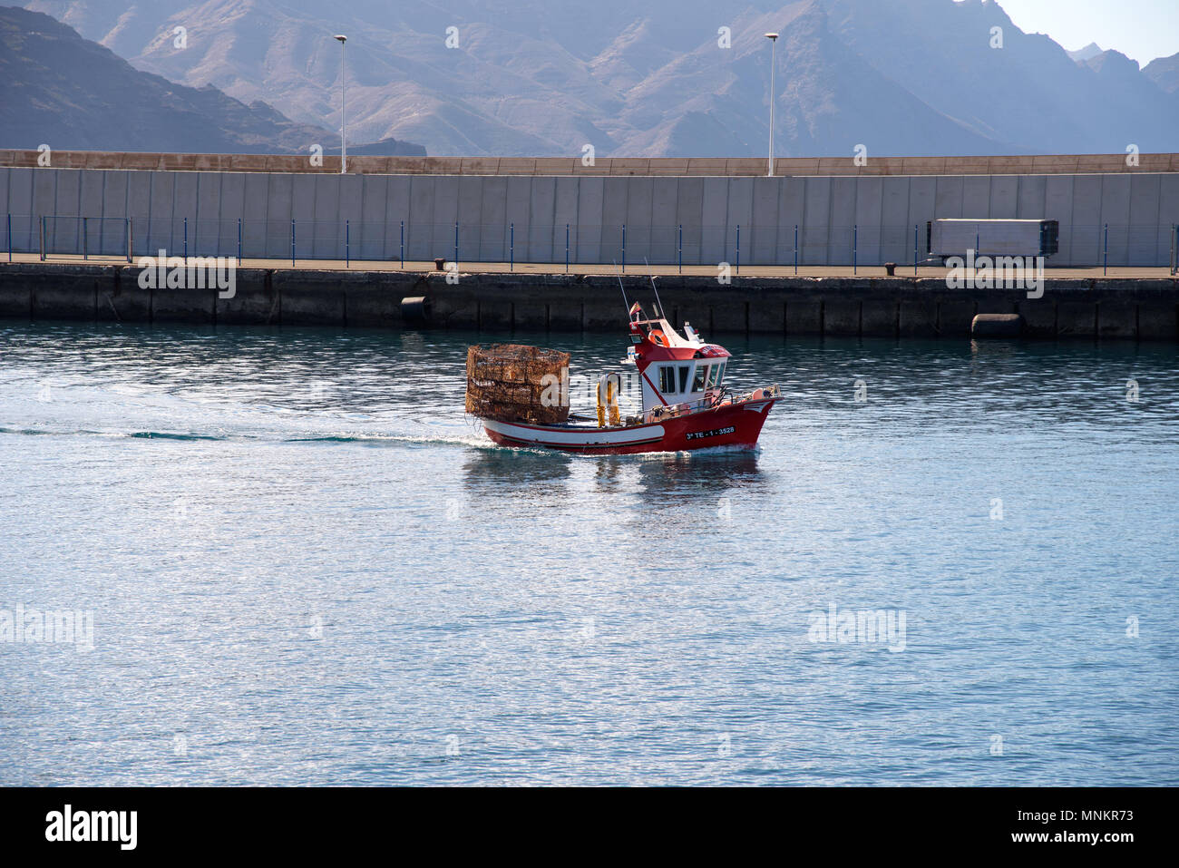 Agaete, Gran Canaria - 24 de diciembre de 2017, los pescadores regresan en el puerto de Las Nieves, en Agaete, Gran Canaria, España. Foto de stock