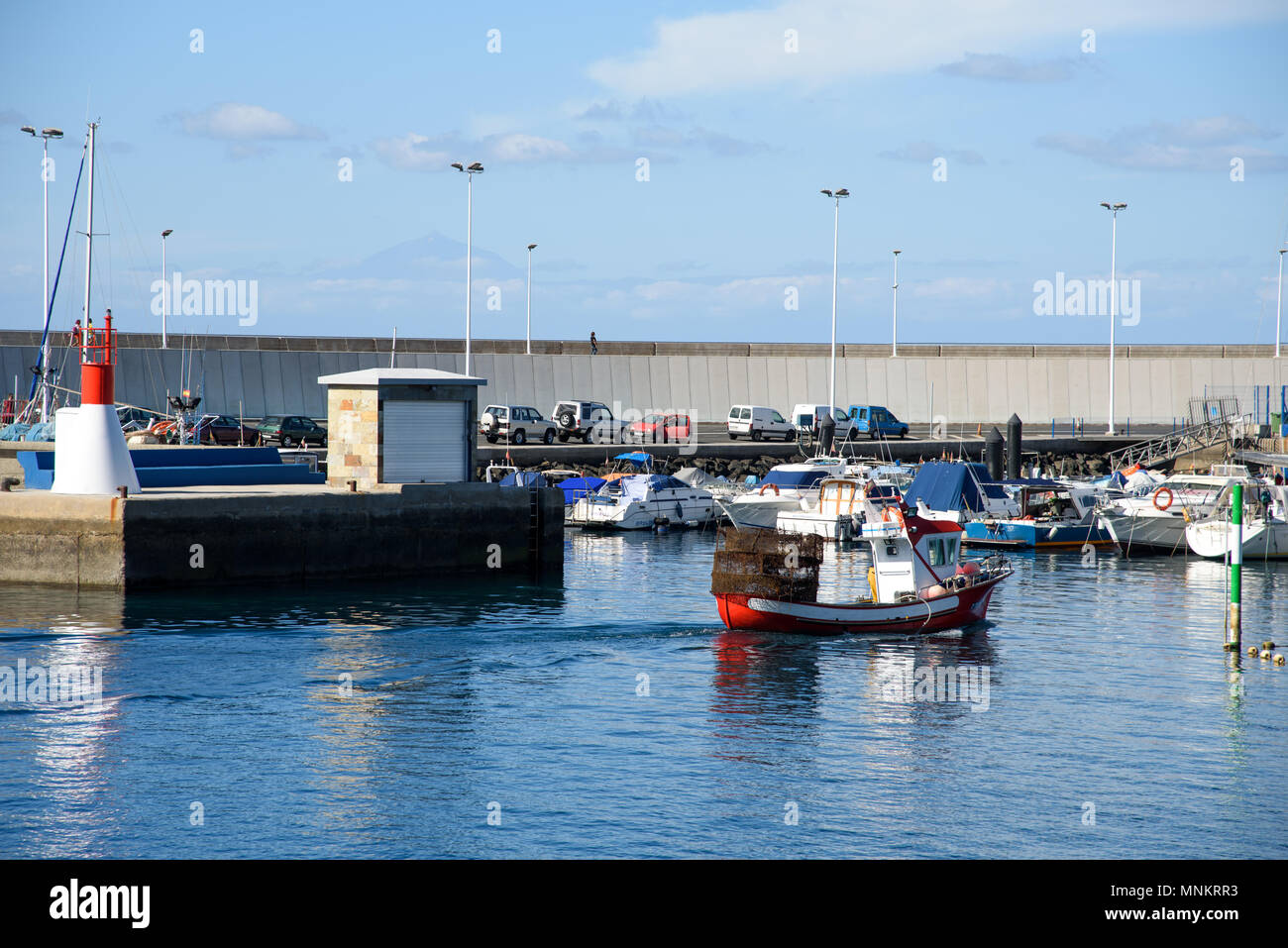 Agaete, Gran Canaria - 24 de diciembre de 2017, los pescadores regresan en el puerto de Las Nieves, en Agaete, Gran Canaria, España. Foto de stock