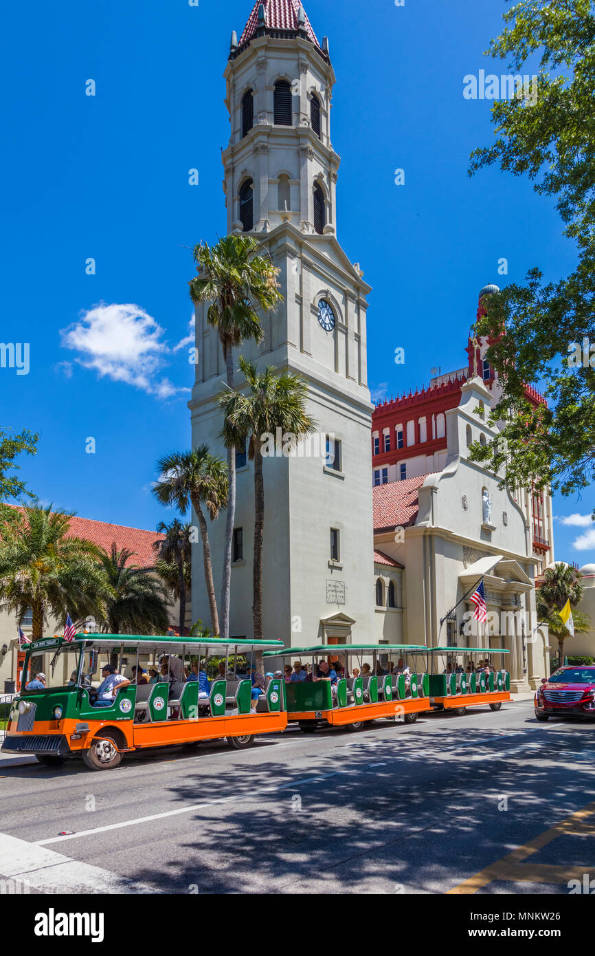 Old Town Trolley en la Catedral Basílica de San Agustín, un hito histórico en San Agustín, Florida Américas cityThe más antigua basílica catedral de Foto de stock