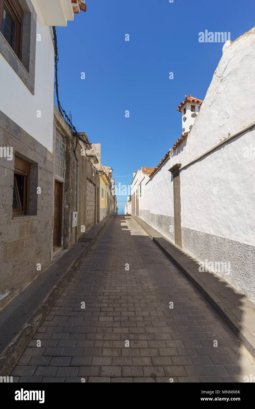 Larga calle vacía en la Ciudad de Firgas, Gran Canaria, Islas Canarias, España Foto de stock